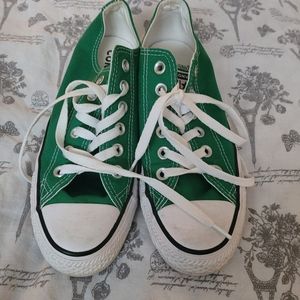 Woman size 8 converse low